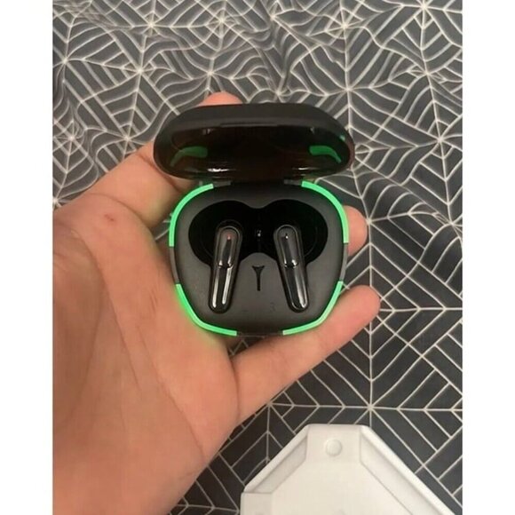 Wireless Earbuds with LED Display - Picture 4 of 6